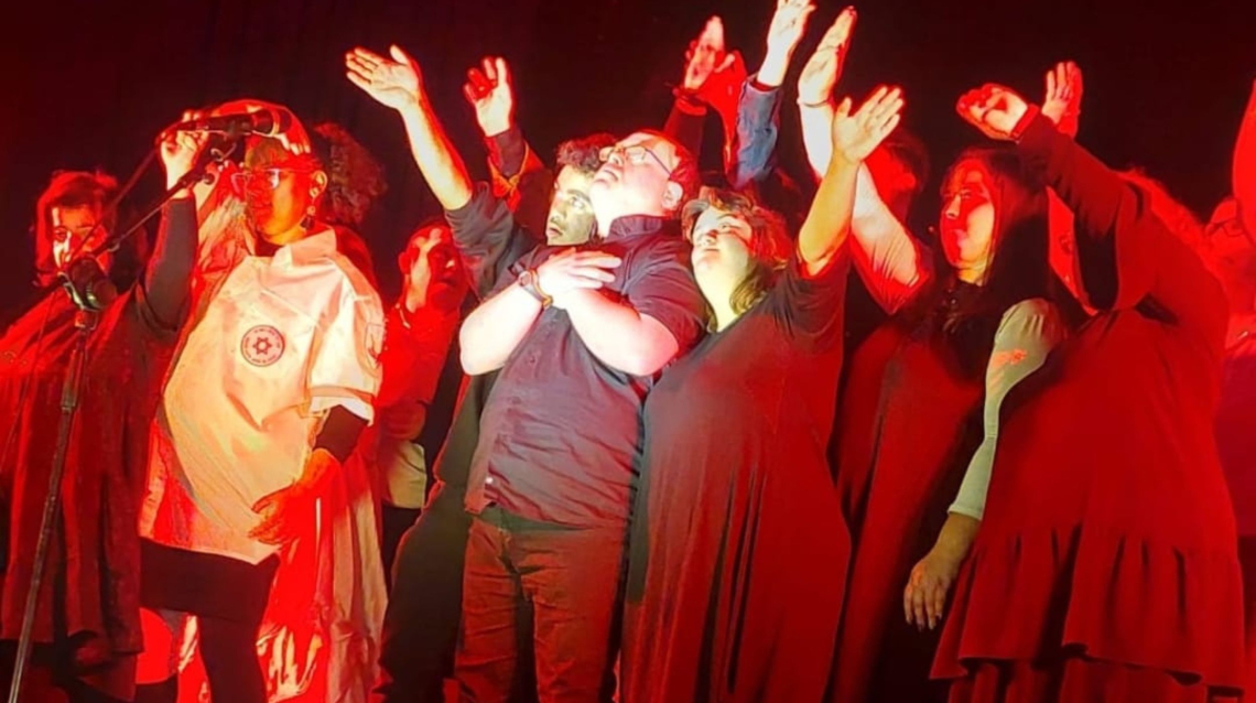 מתוך ההצגה "חלומות פשוטים" | צילום: מוטי הבר