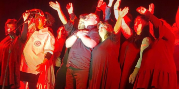 מתוך ההצגה "חלומות פשוטים" | צילום: מוטי הבר