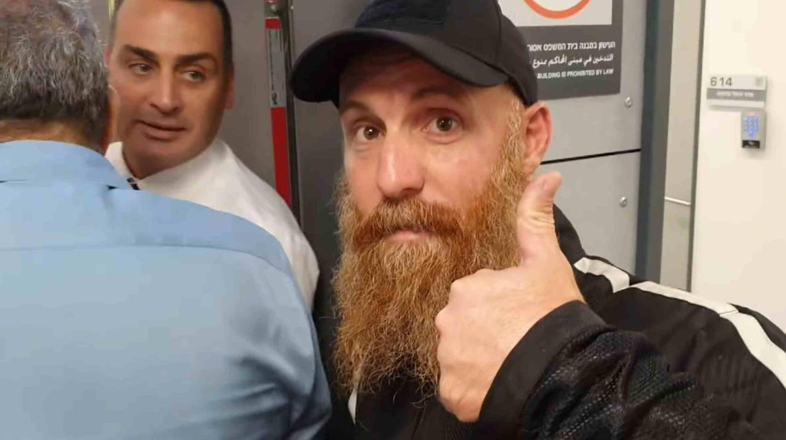 שוטר היס"מ עבד נערני ברקע: עו"ד ג'ורנו| צילום מתוך חשבון הפייסבוק של רפי רותם