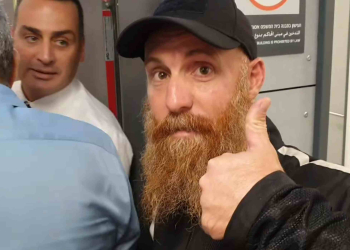 שוטר היס"מ עבד נערני ברקע: עו"ד ג'ורנו| צילום מתוך חשבון הפייסבוק של רפי רותם