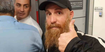 שוטר היס"מ עבד נערני ברקע: עו"ד ג'ורנו| צילום מתוך חשבון הפייסבוק של רפי רותם