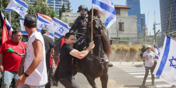 פרש מול מפגין, קפלן תל אביב | צילום: איתי רון