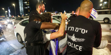 עימות בין שוטר יס"מ למפגין | צילום: איתי רון