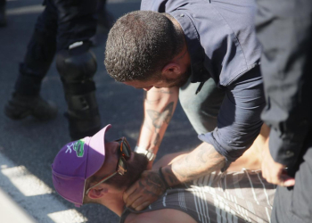 שוטר חונק מפגין | צילום: איתי רון