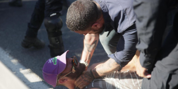 שוטר חונק מפגין | צילום: איתי רון