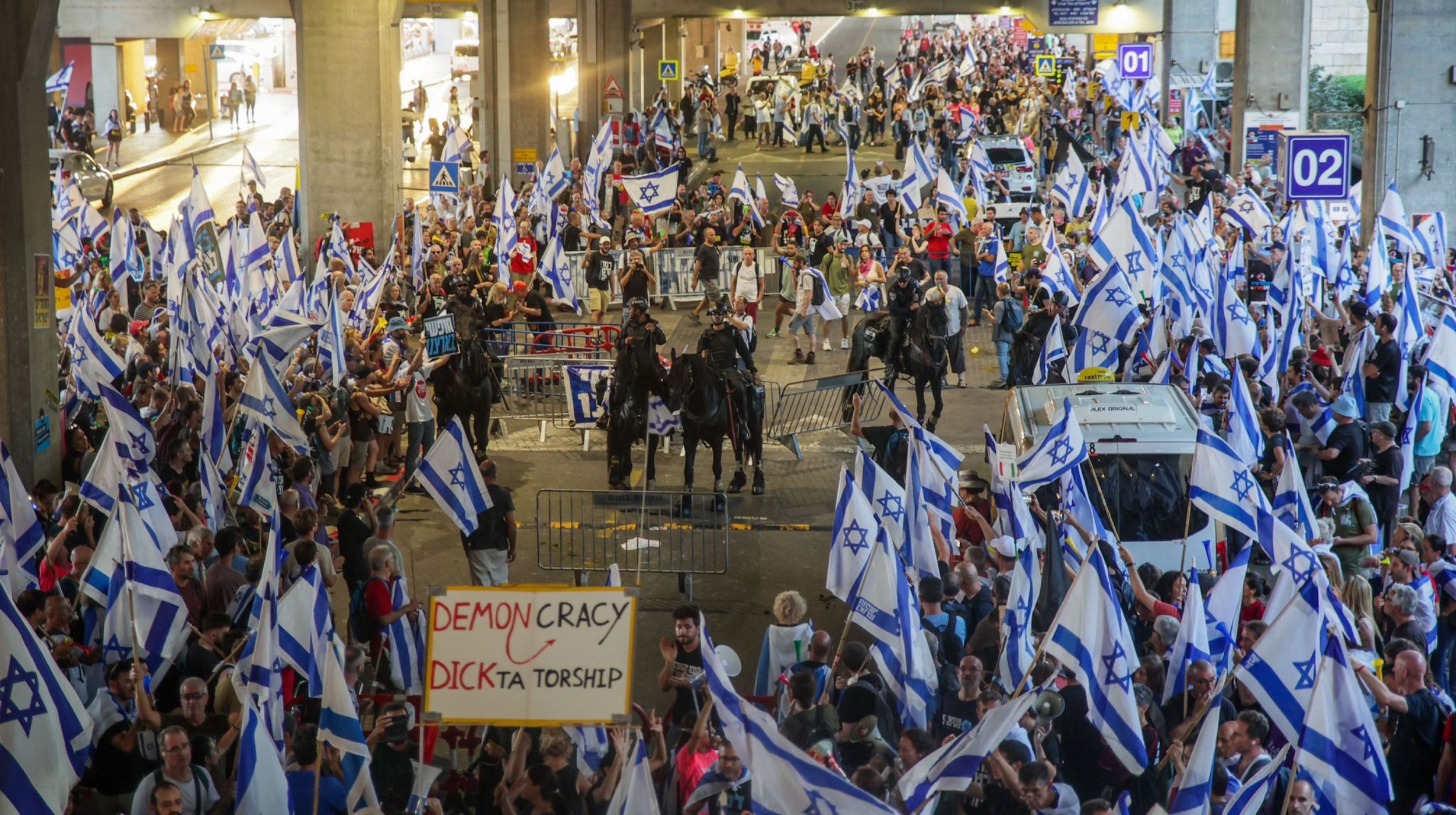 המחאה ביום השיבוש בנתב"ג | צילום: איתי רון