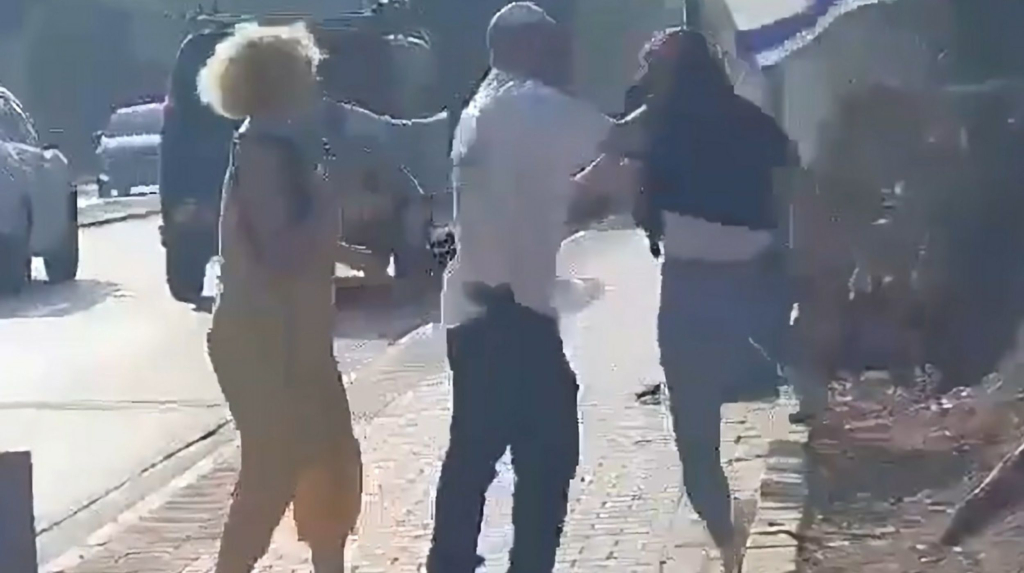 מאבטח תקף מפגינה מחוץ לביתה של גילה גמליאל | צילום מתוך הסרטון