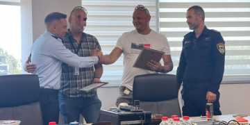 יעקב ברלין (שני מימין) בטקס ההוקרה | צילום: מתוך הרשתות החברתיות