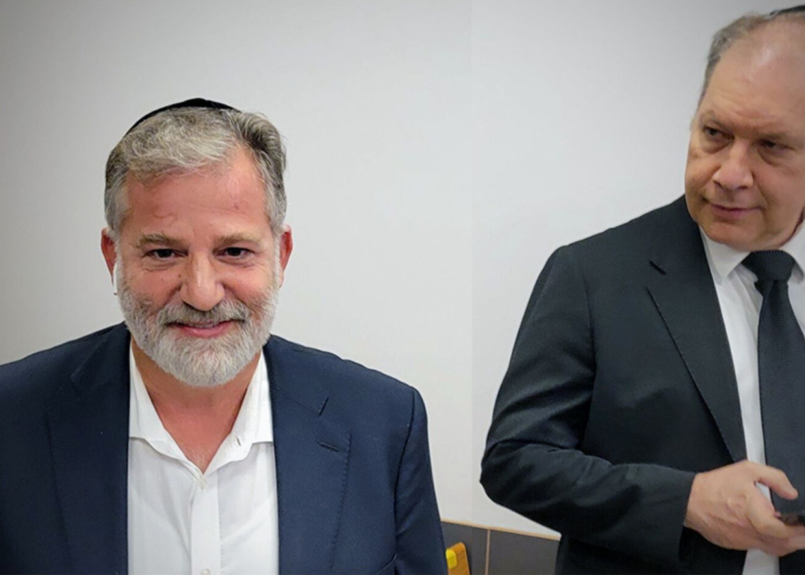 וולטר סוריאנו ועו"ד אילן בומבך בבית-משפט השלום בתל-אביב, בפתח דיון בתביעה שהגישו נגד "העין השביעית". 19.10.2022 | צילום: איתמר ב"ז