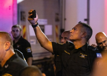 שוטר מצלם מפגינים | צילום: מולי גולדברג