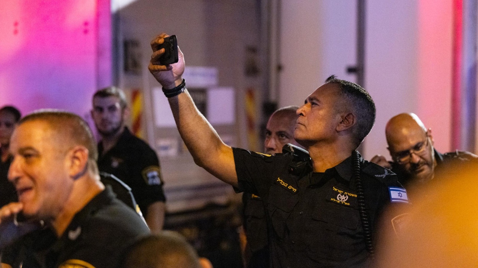 שוטר מצלם מפגינים | צילום: מולי גולדברג