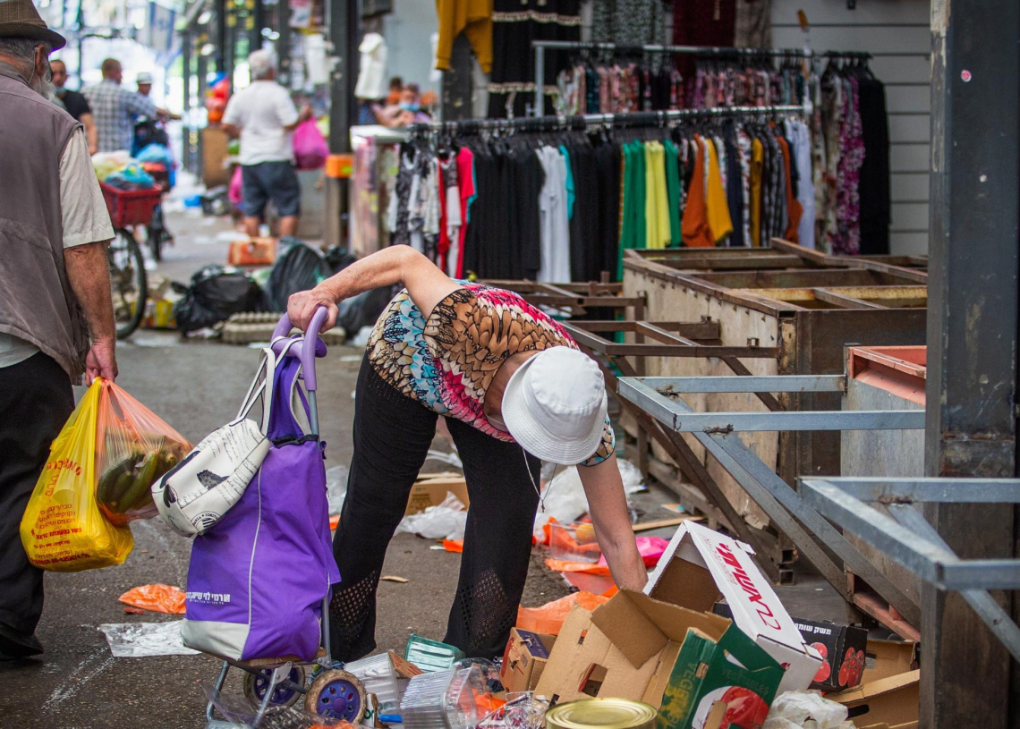 קשישים אוספים מזון מהרצפה | צילום: יוסי אלוני, פלאש 90