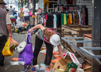קשישים אוספים מזון מהרצפה | צילום: יוסי אלוני, פלאש 90