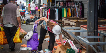 קשישים אוספים מזון מהרצפה | צילום: יוסי אלוני, פלאש 90