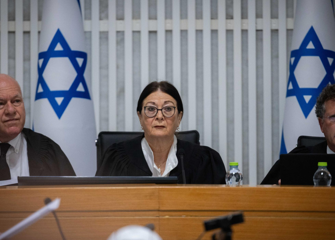 הנשיאה אסתר חיות והשופטים פוגלמן ועמית בדיון על ביטול עילת הסבירות | צילום: יונתן סינדל, פלאש 90