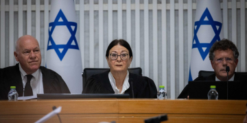 הנשיאה אסתר חיות והשופטים פוגלמן ועמית בדיון על ביטול עילת הסבירות | צילום: יונתן סינדל, פלאש 90