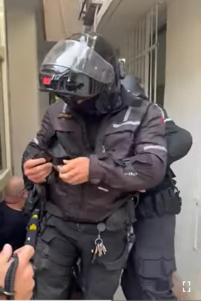 השוטר מדליק את מצלמת הגוף | צילום: מתוך הסרטון 