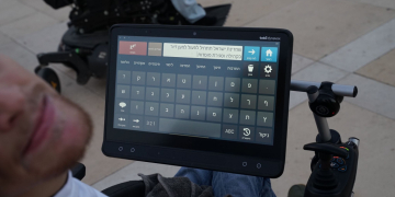 הכותב, טומי ברנצקו ומחשב מיקוד המבט שלו | צילום: איתי רון