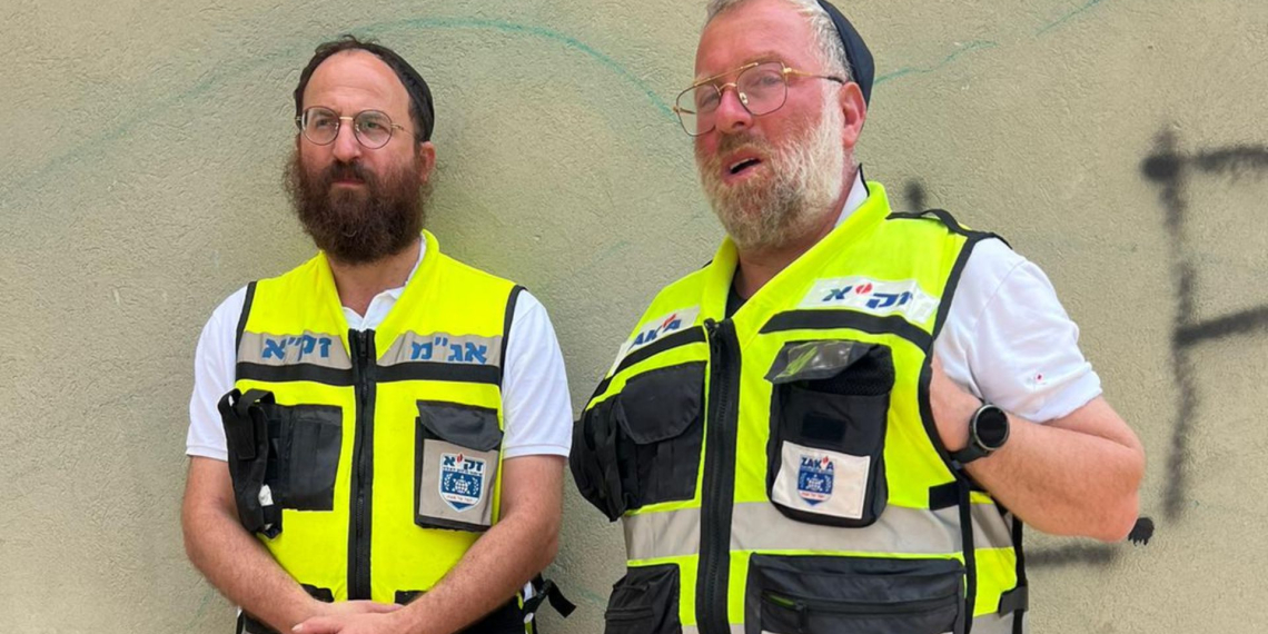 מתנדבי זק"א. מימין אפרים גריידינגר ואהרון פורוש