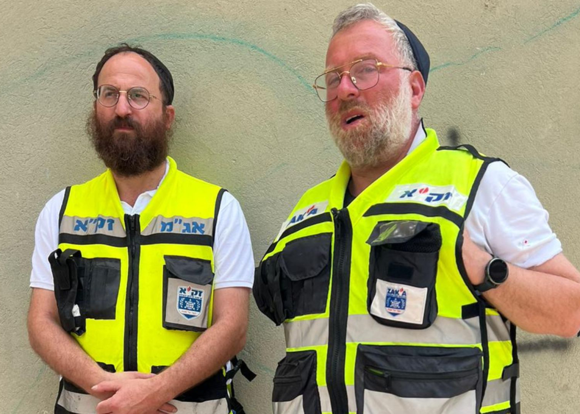 מתנדבי זק"א. מימין אפרים גריידינגר ואהרון פורוש