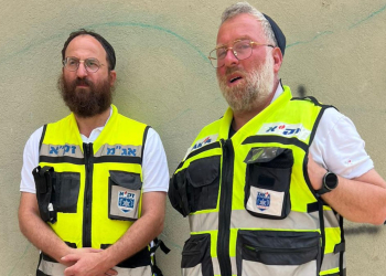 מתנדבי זק"א. מימין אפרים גריידינגר ואהרון פורוש