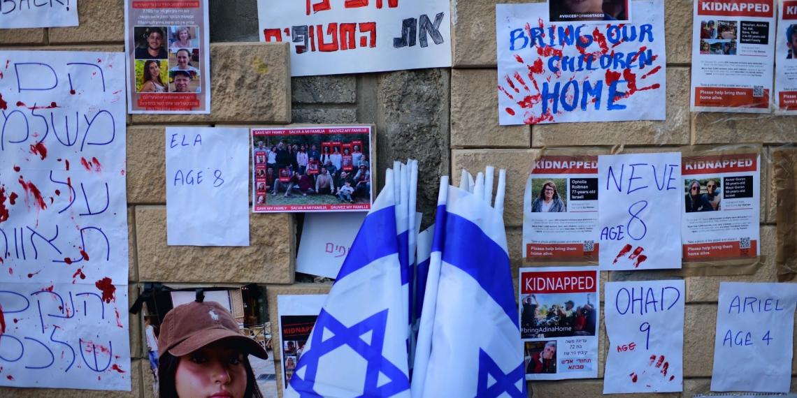 קיר החטופים בקרייה| צילום: תומר נויברג, פלאש 90