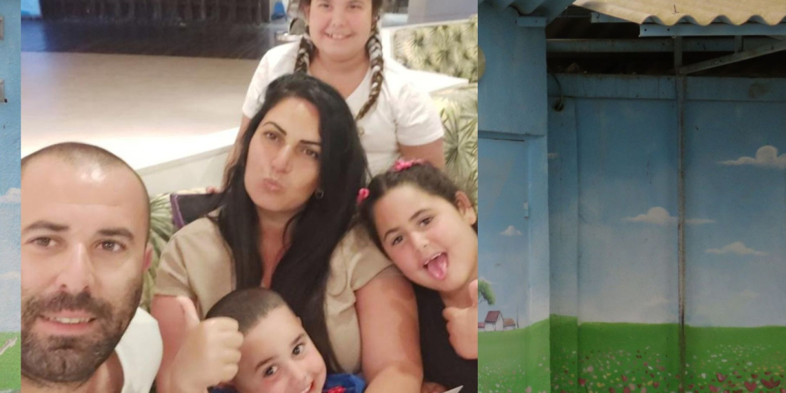 משפחת פיטוסי על רקע מבנה ביישוב פרי גן | צילום: באדיבות המשפחה