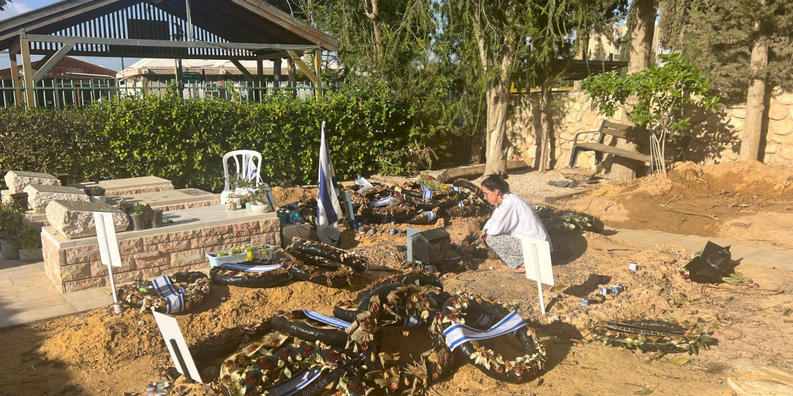 אושר וקנין בחלקה החדשה בבית העלמין באופקים | צילומים: עינת פישביין