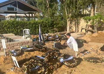 אושר וקנין בחלקה החדשה בבית העלמין באופקים | צילומים: עינת פישביין