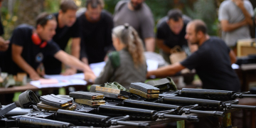 חלוקת נשקים לכיתות כוננות | צילום: אייל מרגולין, םלאש 90