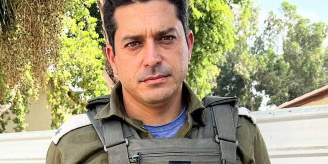השר שיקלי עצמו התחייל והפיץ תמונה שלו עם מדים ורובה | צילום: דף הפייסבוק של עמיחי שיקלי