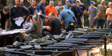 חלוקת נשקים בישובי הצפון בשבוע שעבר | צילום: אייל מרגולין, פלאש90