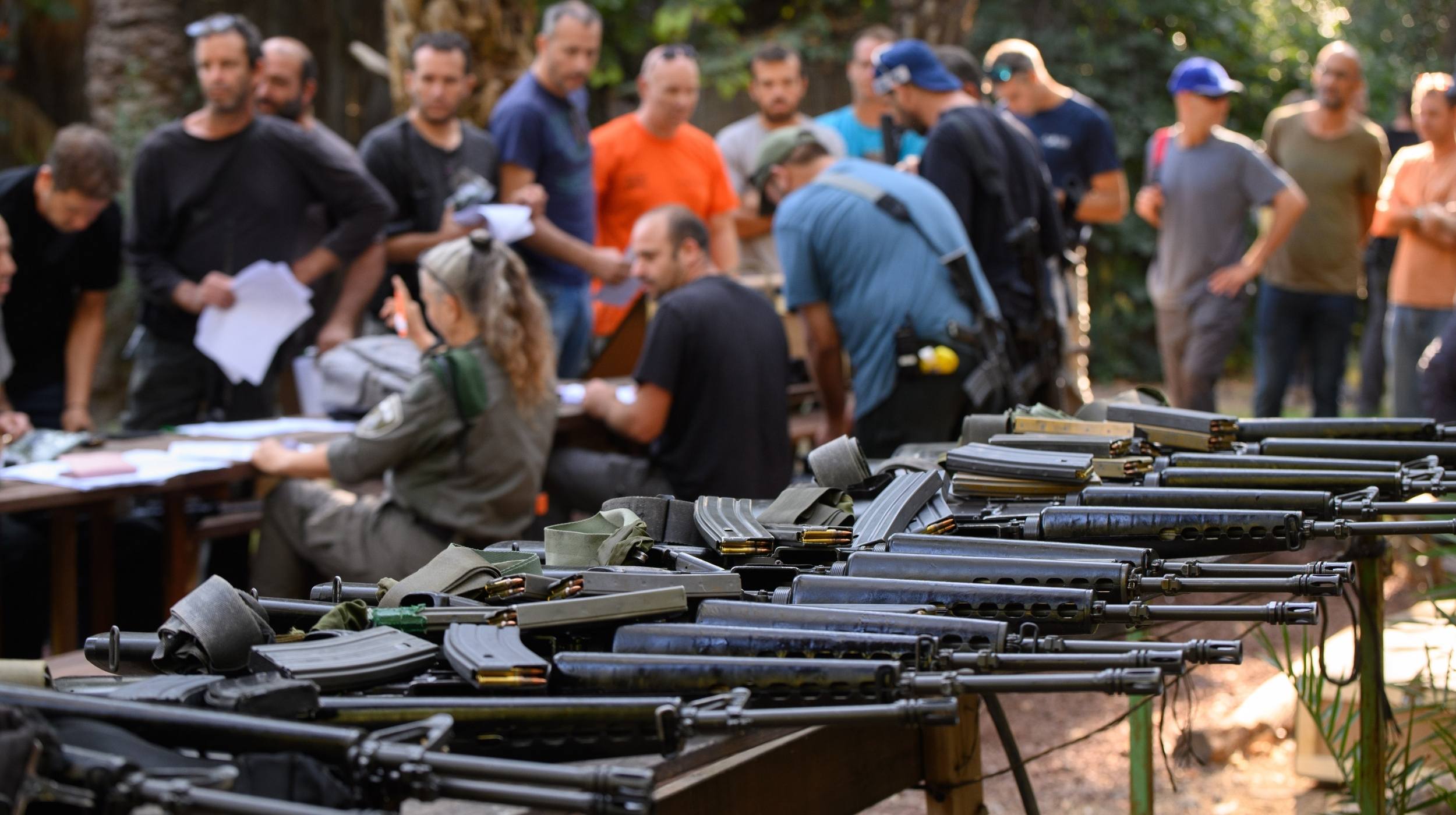 חלוקת נשקים בישובי הצפון בשבוע שעבר | צילום: אייל מרגולין, פלאש90