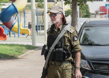 יאיר גולן מתראיין בזירת נפילת רקטה בשדרות, בשבוע שעבר | צילום: איתי רון