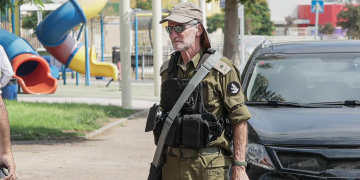 יאיר גולן מתראיין בזירת נפילת רקטה בשדרות, בשבוע שעבר | צילום: איתי רון