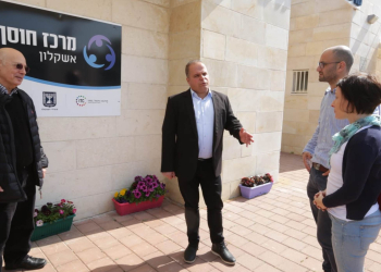 ראש עיריית אשקלון, תומר גלאם, בהשקת מרכז החוסן בעיר | צילום: דוברות עיריית אשקלון