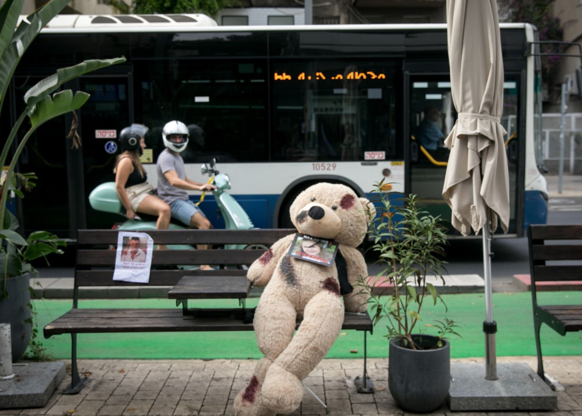 מיצג להחזרת הילדים החטופים בתל אביב | צילום: מרים אלסטר, פלאש90
