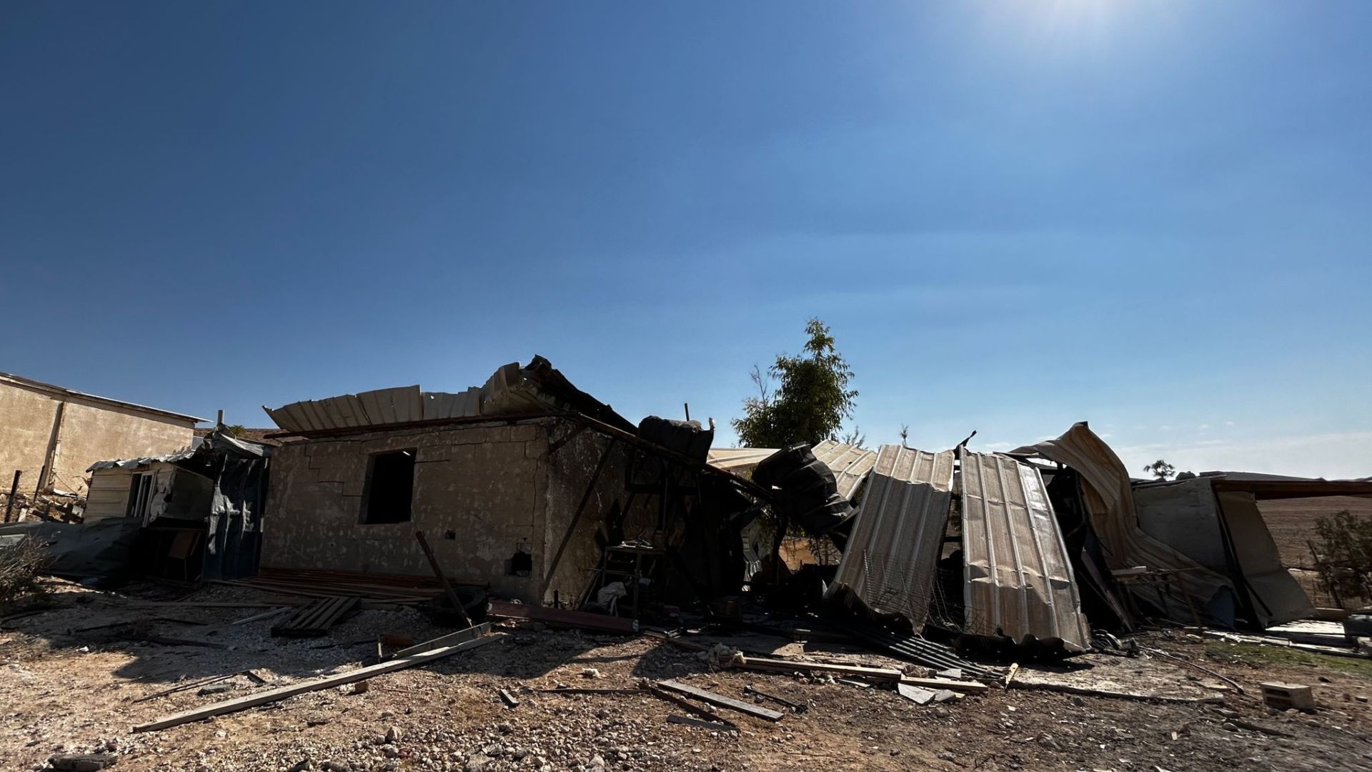 בית שנפגע מרקטה בכפר בדואי בדרום | צילום: מהרשתות לפי סעיף 27 א