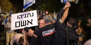 מחאה מול ביתו של נתניהו בקריאה להתפטרותו בשל מחדלי המלחמה | צילום: בן כהן