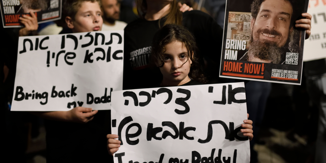 ילדיו של רביד כ״ץ מניר עוז שנחטף לעזה מפגינים למען שחרורו. במלחמה הנוכחית, הילדים בחזית | צילום: גילי יערי, פלאש 90
