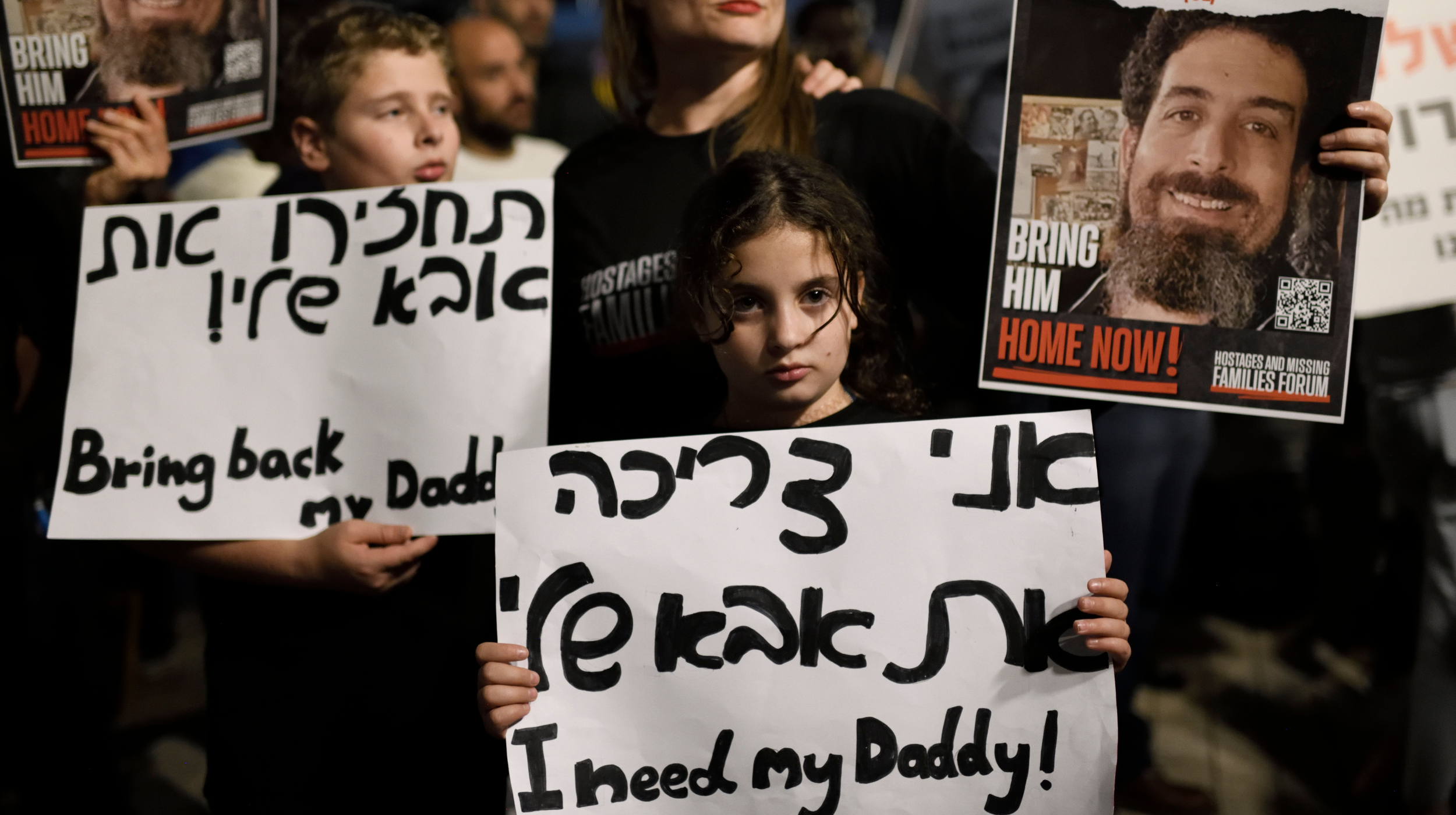 ילדיו של רביד כ״ץ מניר עוז שנחטף לעזה מפגינים למען שחרורו. במלחמה הנוכחית, הילדים בחזית | צילום: גילי יערי, פלאש 90