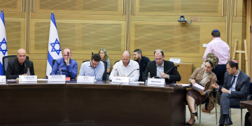 איילה בן גביר יושבת לצד ח״כים בדיון על הרפורמה שמקדם בעלה, השר איתמר בן גביר | צילום: נועם מושקוביץ/דוברות הכנסת