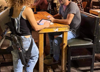 מלצרית עם נשק בבר בתל אביב | צילום: מתוך פייסבוק, שימוש ע״פ סעיף 27 א׳