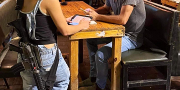 מלצרית עם נשק בבר בתל אביב | צילום: מתוך פייסבוק, שימוש ע״פ סעיף 27 א׳