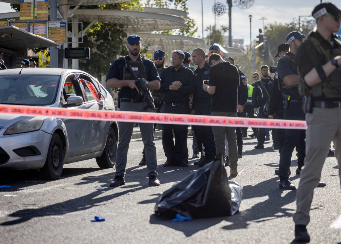בן גביר בזירת הפיגוע בה נהרג יובל קסטלמן ע״י חייל מילואים, למרות שהרים את ידיו |צילום: חיים גולדברג, פלאש 90