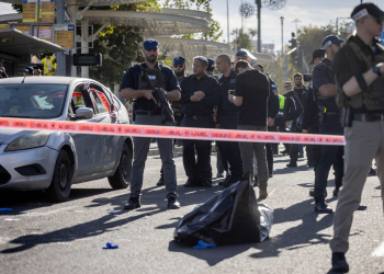 בן גביר בזירת הפיגוע בה נהרג יובל קסטלמן ע״י חייל מילואים, למרות שהרים את ידיו |צילום: חיים גולדברג, פלאש 90