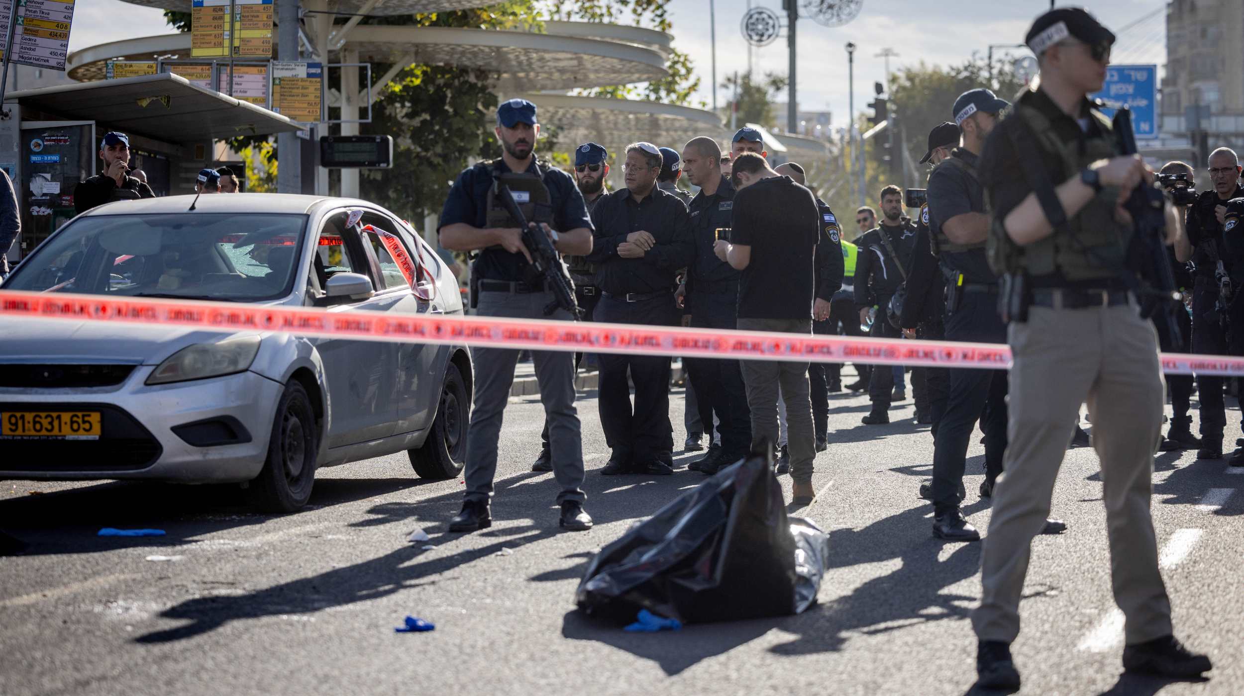 בן גביר בזירת הפיגוע בה נהרג יובל קסטלמן ע״י חייל מילואים, למרות שהרים את ידיו |צילום: חיים גולדברג, פלאש 90