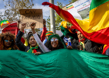 הפגנת אזרחי אתיופיה נגד מלחמת האזרחים במדינה מול בית ושל שגריר ארה"ב, 2021 | צילום: יונתן זינדל, פלאש 90