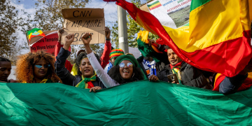 הפגנת אזרחי אתיופיה נגד מלחמת האזרחים במדינה מול בית ושל שגריר ארה"ב, 2021 | צילום: יונתן זינדל, פלאש 90