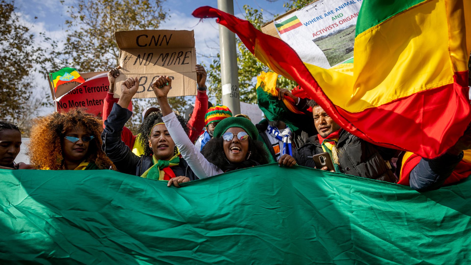 הפגנת אזרחי אתיופיה נגד מלחמת האזרחים במדינה מול בית ושל שגריר ארה"ב, 2021 | צילום: יונתן זינדל, פלאש 90